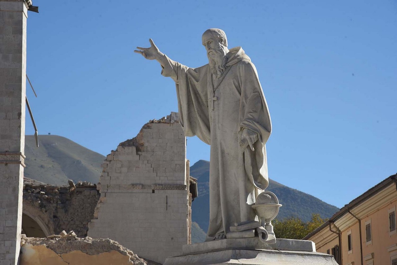 'Statua di San Benedetto dopo il terremoto del 2016'.jpg