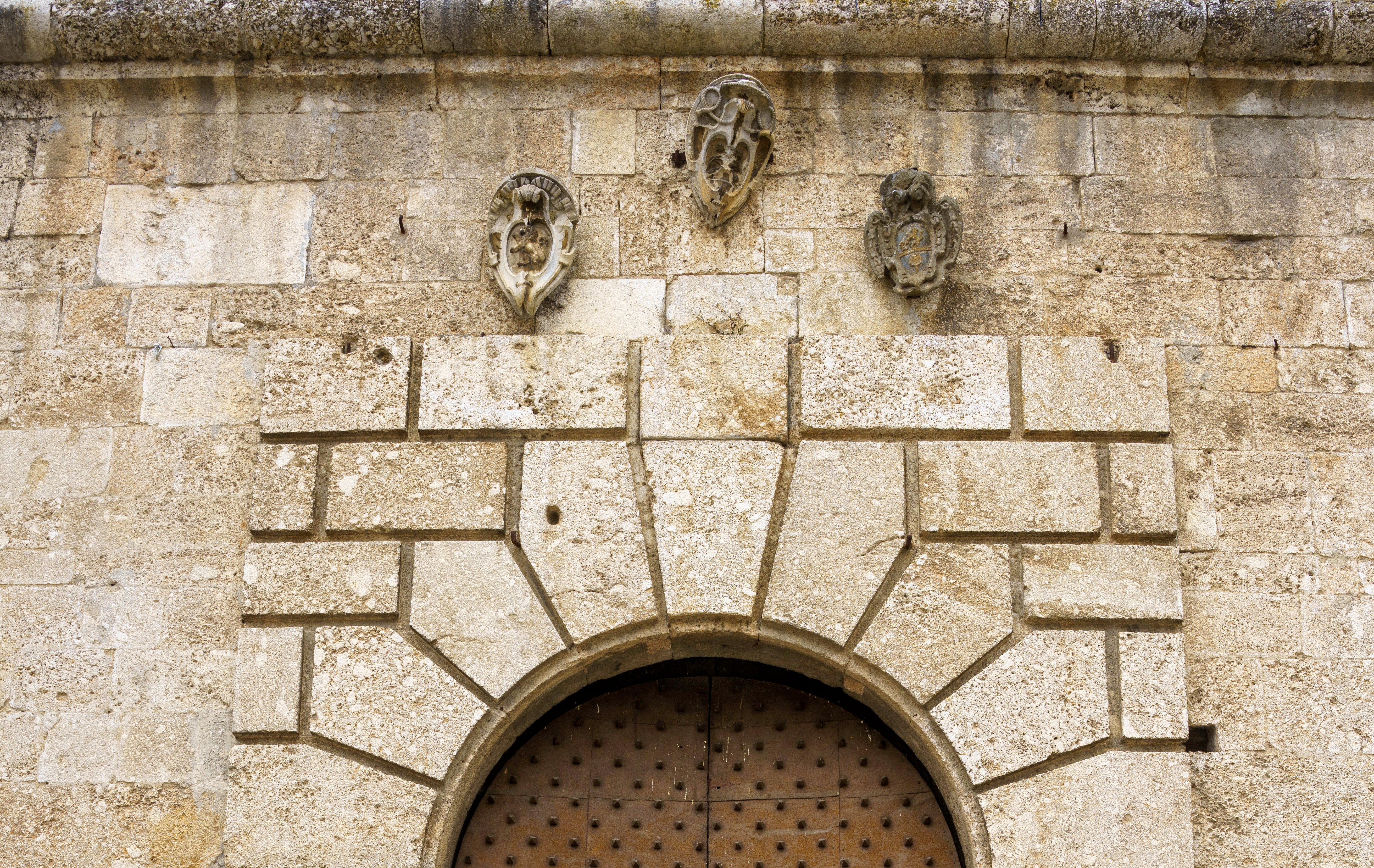 Stemmi all'ingresso della Castellina