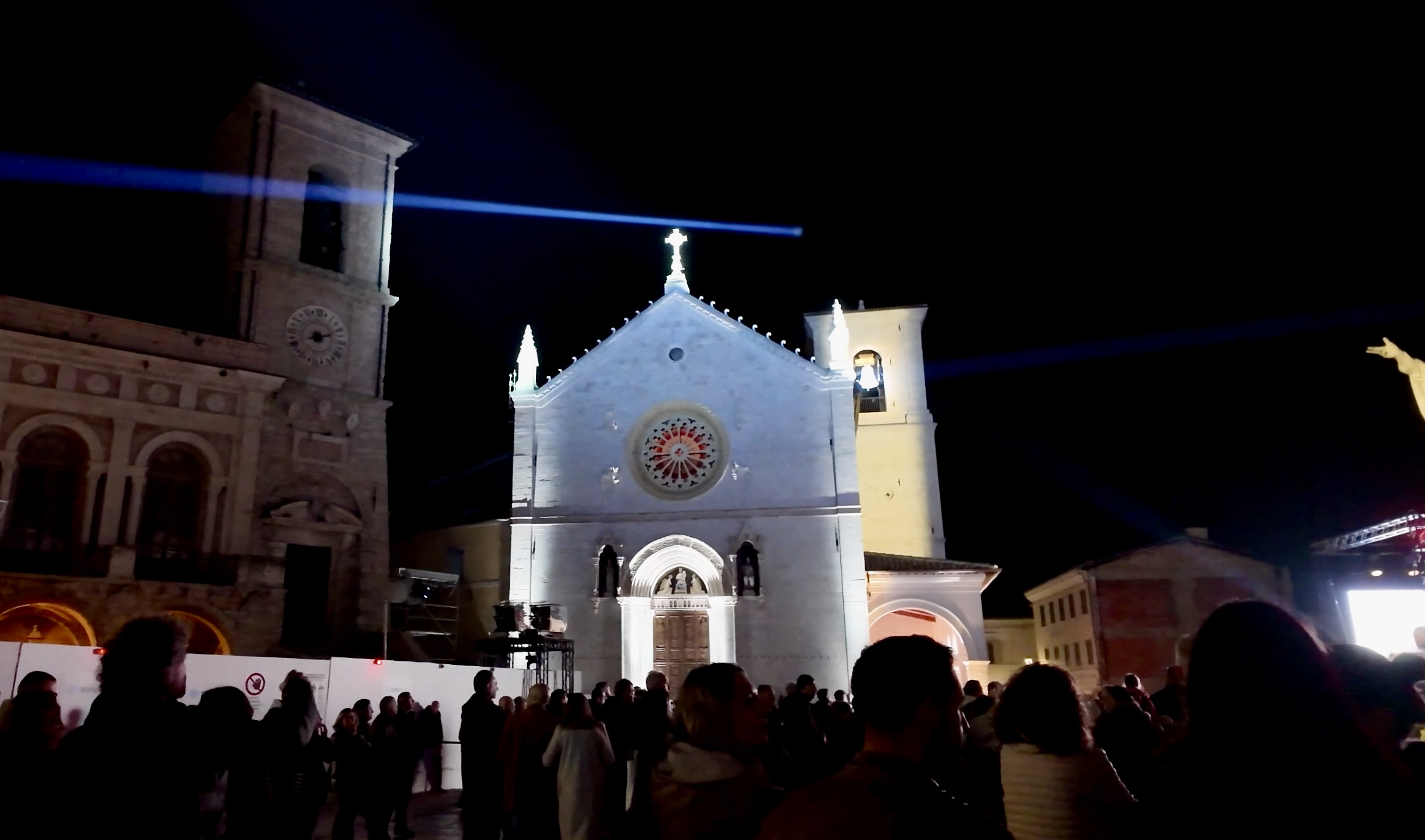 Facciata della Basilica di San Benedetto illuminata.jpg