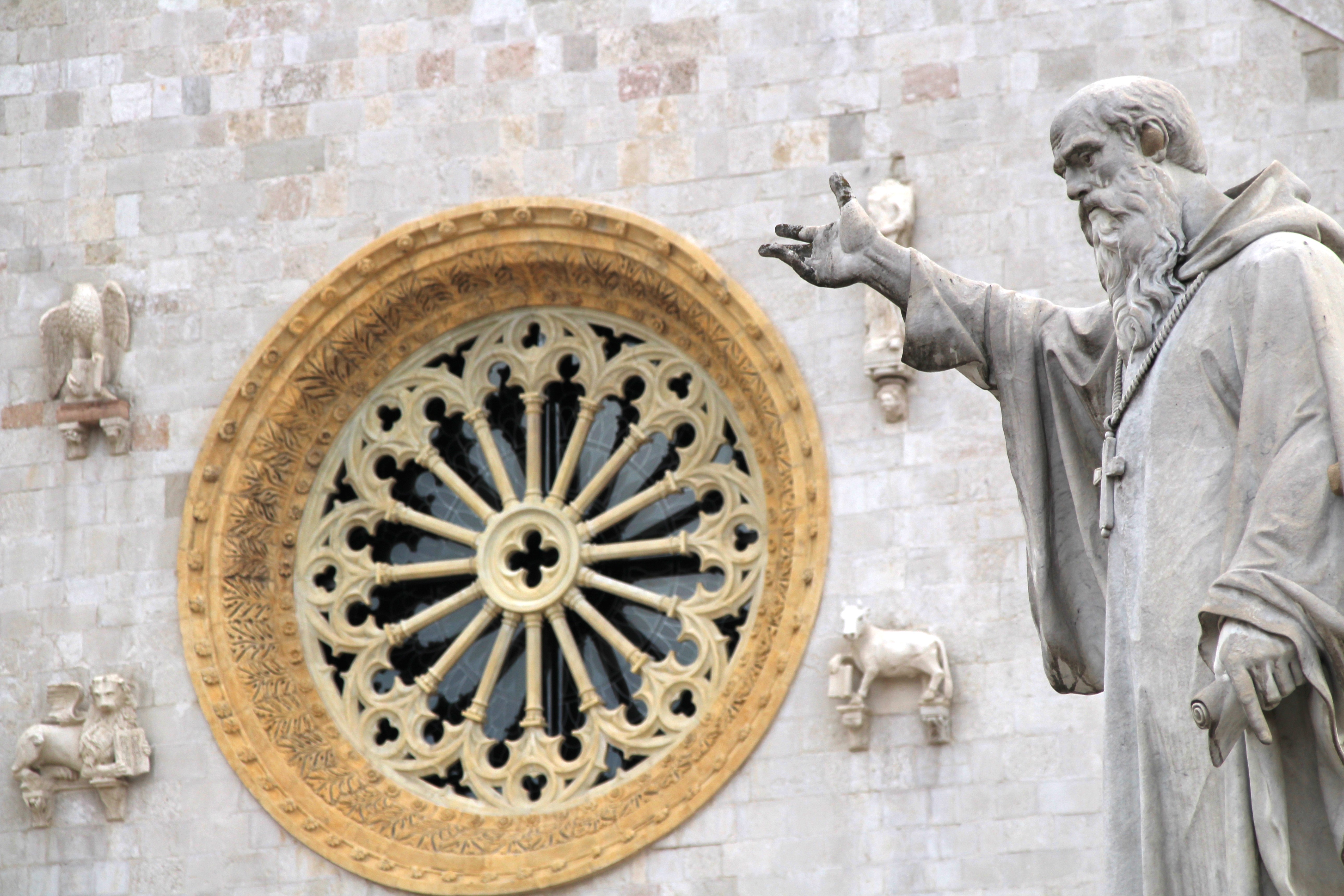 Rosone e Statua San Benedetto.JPG