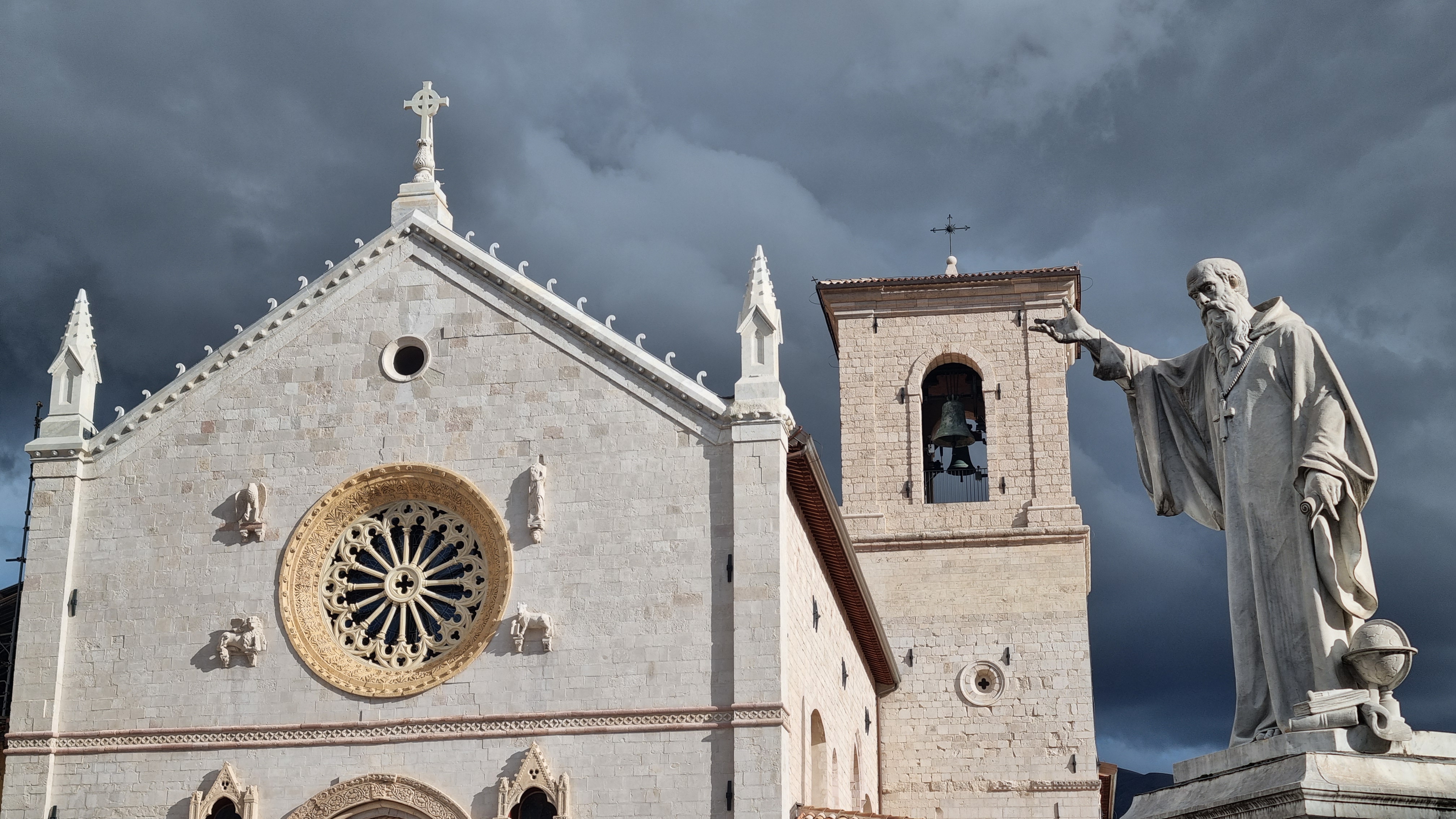 san_benedetto_e_basilica_2.jpg