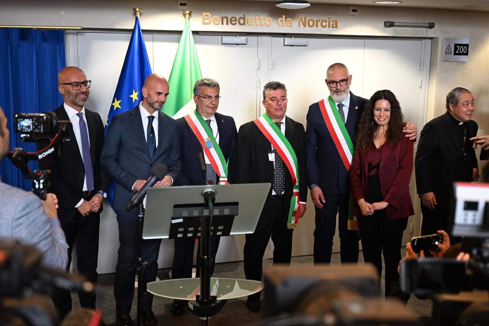Foto di gruppo durante la cerimonia dedicata a San Benedetto, con i sindaci presenti in fascia tricolore
