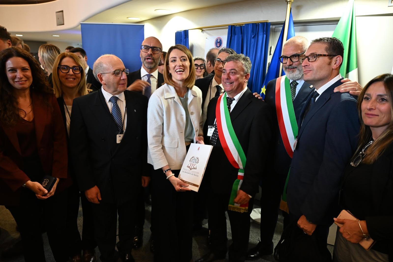 Delegazione in posa nella sede del Parlamento europeo, durante la cerimonia di intitolazione a San Benedetto di una sala del Parlamento